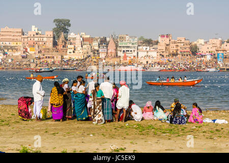 Pilger versammeln sich auf den Sandbänken am heiligen Fluss Ganges, Panorama der Dashashwamedh Ghat, Main Ghat, in der Ferne Stockfoto