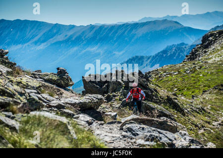 Ein Mountainbiker fährt mit einem Gebirgskamm in Andorra in den Pyrenäen. Stockfoto