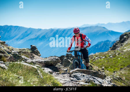 Ein Mountainbiker fährt mit einem Gebirgskamm in Andorra in den Pyrenäen. Stockfoto