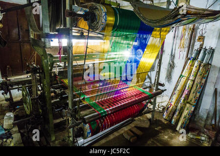 Eine alte Fashion handgewebte Bettwäsche für das Weben von Seide Material in einer Fabrik in der Vorstadt godowlia Stockfoto