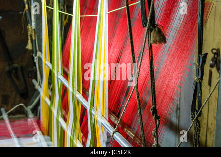 Eine alte Fashion handgewebte Bettwäsche für das Weben von Seide Material in einer Fabrik in der Vorstadt godowlia Stockfoto