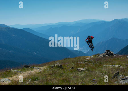 Ein Mountainbiker reitet ein Trail in den andorranischen Pyrenäen in der Nähe von Soldeu. Stockfoto