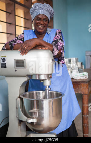 Ein weiblicher Bäcker mit ihrer Küchenmaschine, Tansania, Afrika. Stockfoto