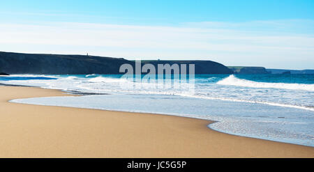 der Strand und die Küste bei Kapelle Porth in der Nähe von Extrameldung in Cornwall, England, Großbritannien, uk. Stockfoto