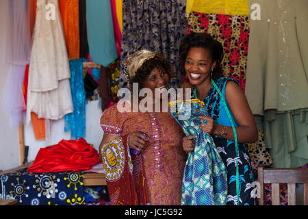 Frau Schneider in ihrem Shop, Tansania, Afrika Stockfoto