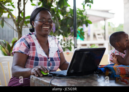 Ein weiblicher Kleinunternehmer auf ihrem Computer, Tansania, Afrika Stockfoto