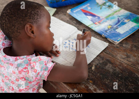 Ein junges Mädchen machen ihre Hausaufgaben, Tansania, Afrika Stockfoto