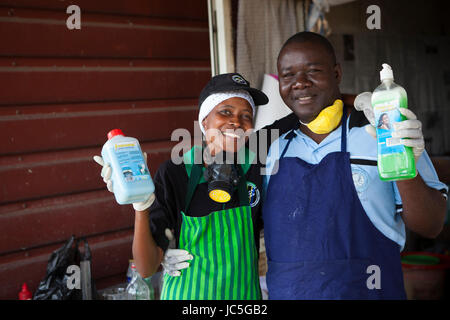 Kleinunternehmer, die Reinigungsmittel produzieren. Tansania, Afrika Stockfoto