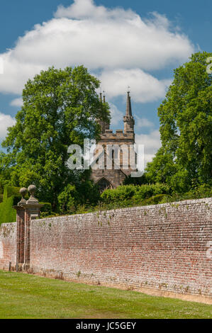 Penshurst Kirche in Kent, England innerhalb der Bäume hinter einem Stein Ziegel Stockfoto