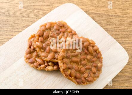 Erdnuss Kräcker Made By Erdnüsse oder Erdnuss auf Schneidebrett, Thai Snack an Ballaststoffen, Vitaminen und Mineralstoffen. Stockfoto