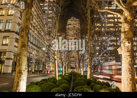 Blick auf One Canada Square, Canary Wharf, in der Nacht Stockfoto