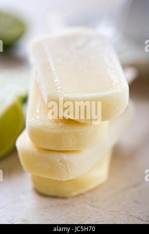 Limetten Sie-Kokos-Eis am Stiel-Eis Stockfoto