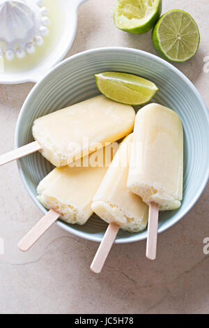Limetten Sie-Kokos-Eis am Stiel-Eis Stockfoto