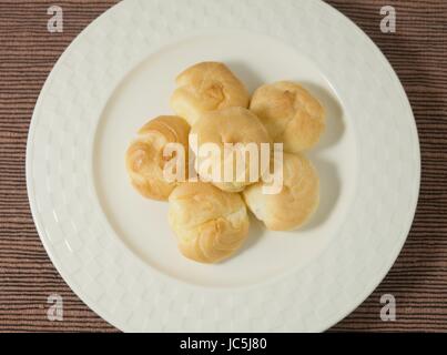 Snacks und Desserts, hausgemachte Choux Creme gefüllt mit Pudding Creme oder Schlagsahne. Stockfoto