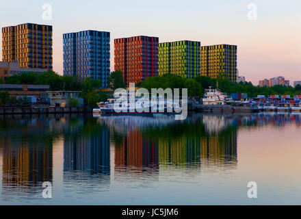 Moskau, Russland, 12. Juni 2017: Neubauten in Moskau in der Morgendämmerung. Neue Multi-farbigen Häuser auf der Projected-Passage (gegenüber der Nagatinskaya embankmen Stockfoto