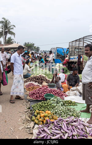 Anbietern an deren Ständen auf einem freien Markt in Negombo, Sri Lanka Stockfoto