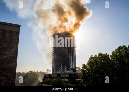 Rauchen Sie Wogen aus einem Feuer, das der 27-geschossige Grenfell Turm im Westen Londons verschlungen hat. Stockfoto