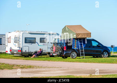 Gronhogen Öland, Schweden - 28. Mai 2017: Ökologische Dokumentarfilm. Faltbare Zelt auf geparkten Auto. Leiter auf den Boden. Sitzenden außerhalb von ca Stockfoto