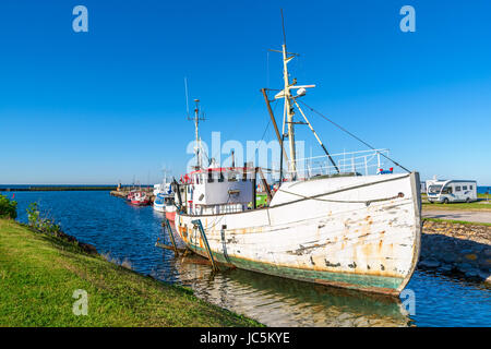 Gronhogen Öland, Schweden - 28. Mai 2017: Ökologische Dokumentarfilm. Angelboot/Fischerboot aufgehoben, teilweise auf einer Abschussrampe für die Wartung. Stockfoto