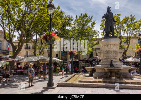 Touristen in Place Saint Louis, Aigues Mortes, in der Nähe von Montpellier, Occitanie, Frankreich Stockfoto