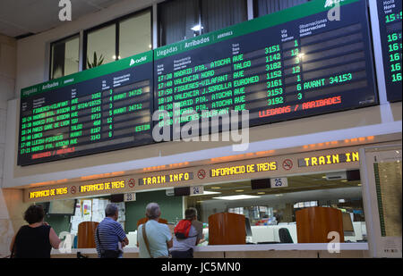 Innere des Barcelo Sants Bahnhof, Barcelona, Spanien Stockfoto