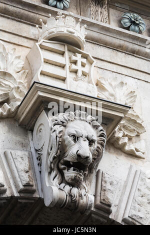 Laubsägearbeiten auf der Kettenbrücke über die Donau. Budapest. Ungarn Stockfoto