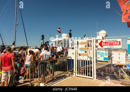 Meer-Shuttle-Boot zur Ile des Embiez ausgehend von Le Brusc Port, Six Fours Les Plages, Var, PACA, Frankreich Stockfoto