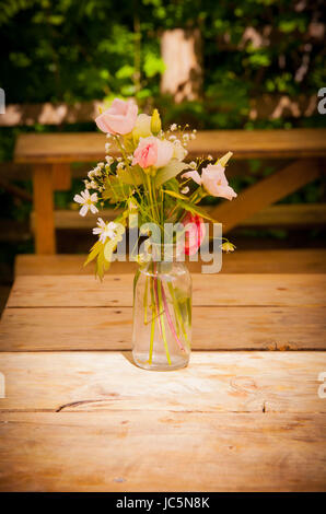 Glas mit Blumen Stockfoto
