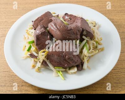 Chinesische traditionelle Küche, Stir-Fried Bean sprießen mit geronnene Schweineblut, Schweinefleisch Blutwurst oder Schwein Blut Quark. Stockfoto