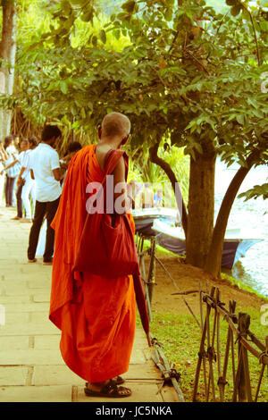 Buddhistischer Mönch Besuch Tempel in Kandy Sri Lanka am Poya-Tag Stockfoto