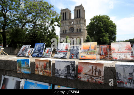 Gemälde zum Verkauf neben Notre Dame Kathedrale in Paris Stockfoto