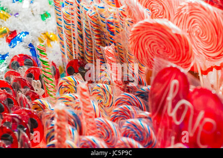 Stall mit traditionellen bunten und festlichen Bonbons auf dem Weihnachtsmarkt. bunten Bonbons und Kaugummi. Weihnachtsplätzchen Stöcke Stockfoto