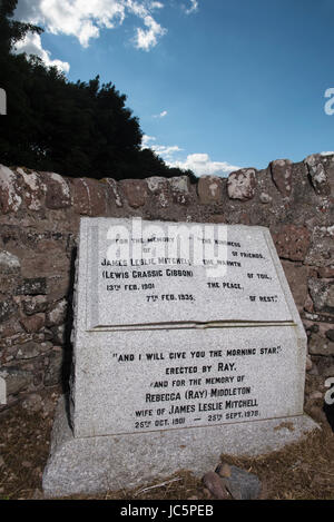 Gedenkstein für James Leslie Mitchell besser bekannt als Lewis Grassic Gibbon auf dem Friedhof von Kirk Saint Ternan, Arbuthnott, Aberdeenshire, Stockfoto