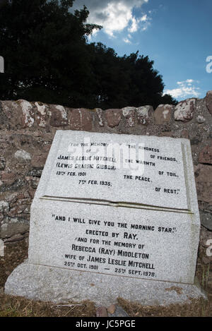 Gedenkstein für James Leslie Mitchell besser bekannt als Lewis Grassic Gibbon auf dem Friedhof von Kirk Saint Ternan, Arbuthnott, Aberdeenshire, Stockfoto