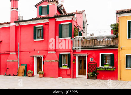 Bunte Häuser und Geschäfte auf der Insel Burano in der venezianischen Lagune Stockfoto