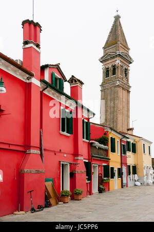 Bunte Häuser und Geschäfte und Kirchturm auf der Insel Burano in der venezianischen Lagune Stockfoto