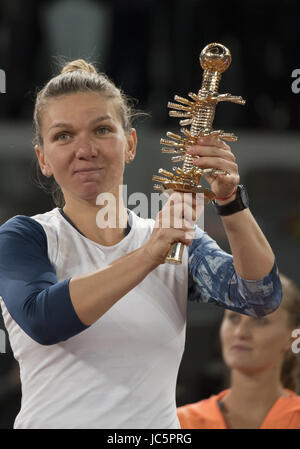 Simona Halep Rumäniens feiert mit der Trophäe nach dem Sieg gegen Kristina Mladenovic von Frankreich in ihrem letzten Spiel tagsüber acht Mutua Madrid Open Tennis auf La Caja Magica Featuring: Simona Halep wo: Madrid, Spanien: 13. Mai 2017 Credit: Oscar Gonzalez/WENN.com Stockfoto