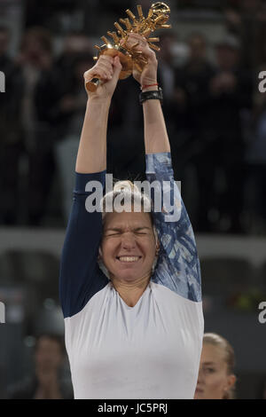 Simona Halep Rumäniens feiert mit der Trophäe nach dem Sieg gegen Kristina Mladenovic von Frankreich in ihrem letzten Spiel tagsüber acht Mutua Madrid Open Tennis auf La Caja Magica Featuring: Simona Halep wo: Madrid, Spanien: 13. Mai 2017 Credit: Oscar Gonzalez/WENN.com Stockfoto