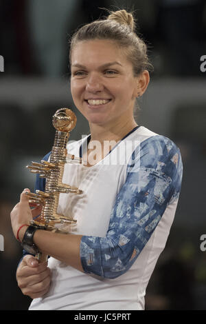 Simona Halep Rumäniens feiert mit der Trophäe nach dem Sieg gegen Kristina Mladenovic von Frankreich in ihrem letzten Spiel tagsüber acht Mutua Madrid Open Tennis auf La Caja Magica Featuring: Simona Halep wo: Madrid, Spanien: 13. Mai 2017 Credit: Oscar Gonzalez/WENN.com Stockfoto