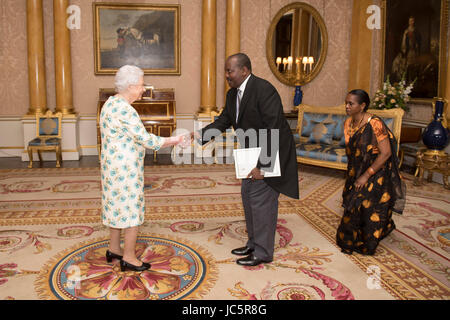 Königin Elizabeth II ist mit den Buchstaben erinnern seines Vorgängers und sein eigenes Beglaubigungsschreiben durch seine Exzellenz Ernest Ndabashinze, der Botschafter der Republik Burundi, als Frau Maria Gloriose Kankindi auf, während einer Privataudienz im Londoner Buckingham Palace sieht vorgestellt. Stockfoto