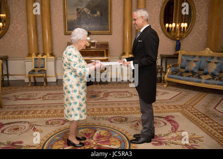 Königin Elizabeth II wird mit den Buchstaben erinnern seines Vorgängers und sein eigenes Beglaubigungsschreiben von seiner Exzellenz Julian Ventura Valero, der Botschafter der Vereinigten Mexikanischen Staaten, während einer Privataudienz im Londoner Buckingham Palace präsentiert. Stockfoto