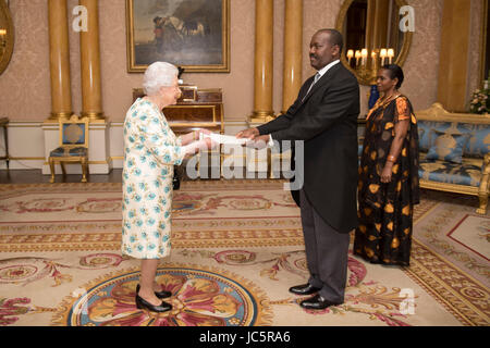 Königin Elizabeth II ist mit den Buchstaben erinnern seines Vorgängers und sein eigenes Beglaubigungsschreiben durch seine Exzellenz Ernest Ndabashinze, der Botschafter der Republik Burundi, als Frau Maria Gloriose Kankindi auf, während einer Privataudienz im Londoner Buckingham Palace sieht vorgestellt. Stockfoto