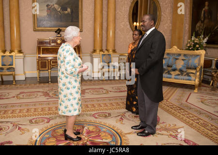 Königin Elizabeth II ist mit den Buchstaben erinnern seines Vorgängers und sein eigenes Beglaubigungsschreiben durch seine Exzellenz Ernest Ndabashinze, der Botschafter der Republik Burundi, als Frau Maria Gloriose Kankindi auf, während einer Privataudienz im Londoner Buckingham Palace sieht vorgestellt. Stockfoto