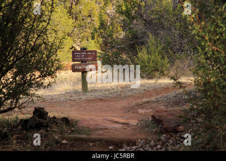 Eine primitive Wanderweg schlängelt sich durch die alten Pueblo und Spanischen Kolonialen mission Ruinen von Quarai, Salinas Pueblo Missions National Monument, NM Stockfoto