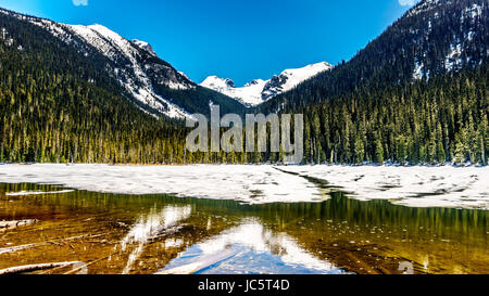 Blick auf noch teilweise gefrorenen Joffre Untersee in den Coast Mountains entlang der Duffy Lake Road, Highway 99 zwischen Pemberton und Lillooet v. Chr. Stockfoto