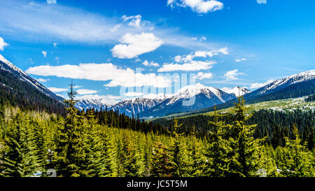 Die schneebedeckten Berggipfel der Coast Mountain Range entlang der Duffey Lake Road, Highway 99, zwischen Pemberton und Lillooet im südlichen BC, Kanada Stockfoto