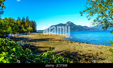 Howe Sound und die umliegenden Berge entlang der Autobahn 99 zwischen Vancouver, Squamish, British Columbia. Von der Fähre Porteau Cove, BC, Kanada gesehen Stockfoto