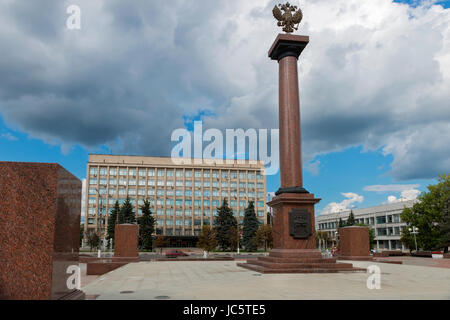 Stele zu Ehren der Zuordnung von Twer zählt die Stadt der militärischen Ruhm auf der Sowjetskaja-Straße in der Mitte von Tver Stockfoto