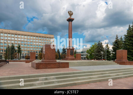 Stele zu Ehren der Zuordnung von Twer zählt die Stadt der militärischen Ruhm auf der Sowjetskaja-Straße in der Mitte von Tver Stockfoto