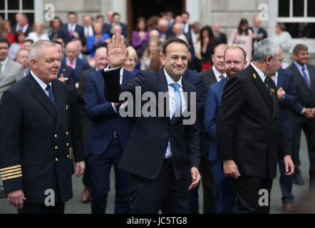 Fine Gael Führer und Taoiseach wählt Leo Varadkar ist von Kolleginnen und Kollegen beglückwünscht und Gönnern wie verlässt er Leinster House in Dublin, auf seinem war Aras ein Uachtarain sein Siegel des Büros von Präsident Michael D Higgins bekommen. Stockfoto